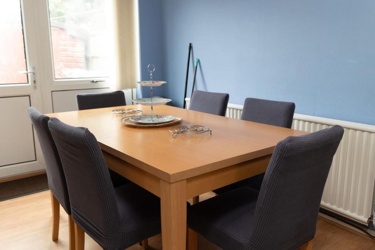 3 Bed Home Sleeps 8 People Located 1 Min From Train Stop - Otley Terrace Oldham Exterior photo