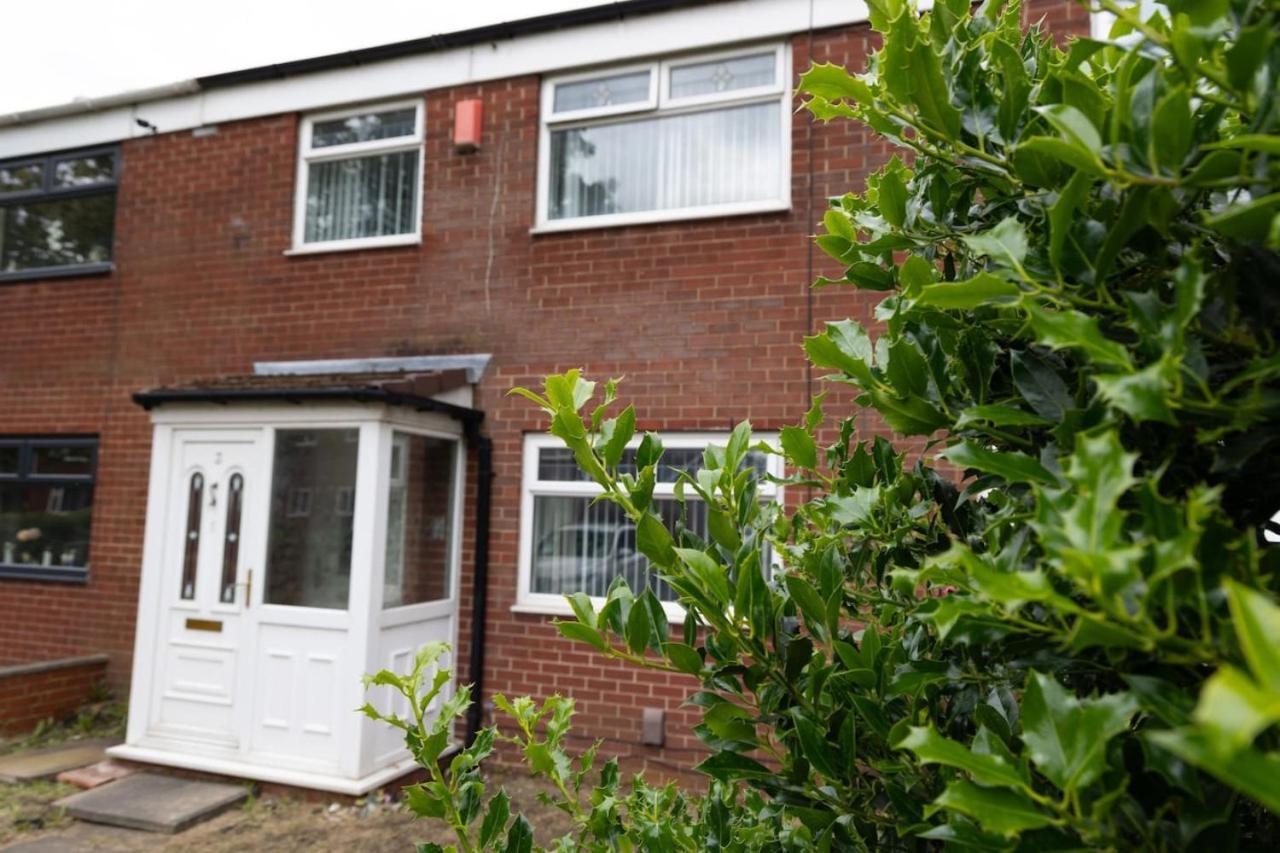 3 Bed Home Sleeps 8 People Located 1 Min From Train Stop - Otley Terrace Oldham Exterior photo