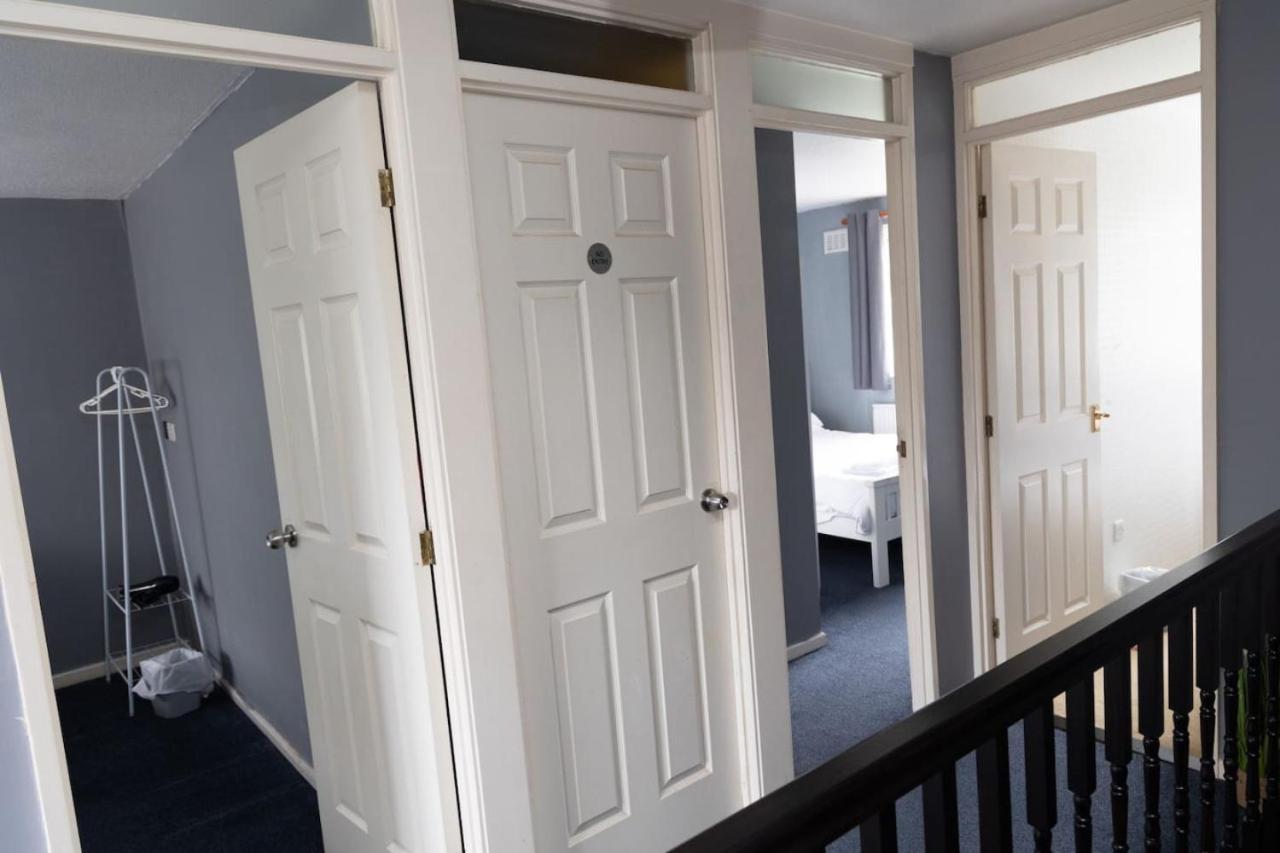 3 Bed Home Sleeps 8 People Located 1 Min From Train Stop - Otley Terrace Oldham Exterior photo
