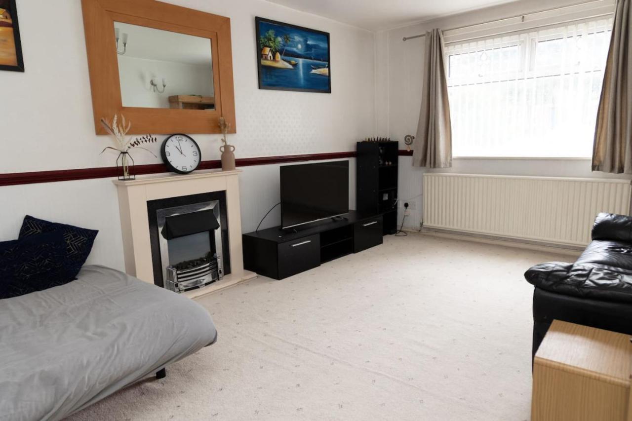3 Bed Home Sleeps 8 People Located 1 Min From Train Stop - Otley Terrace Oldham Exterior photo