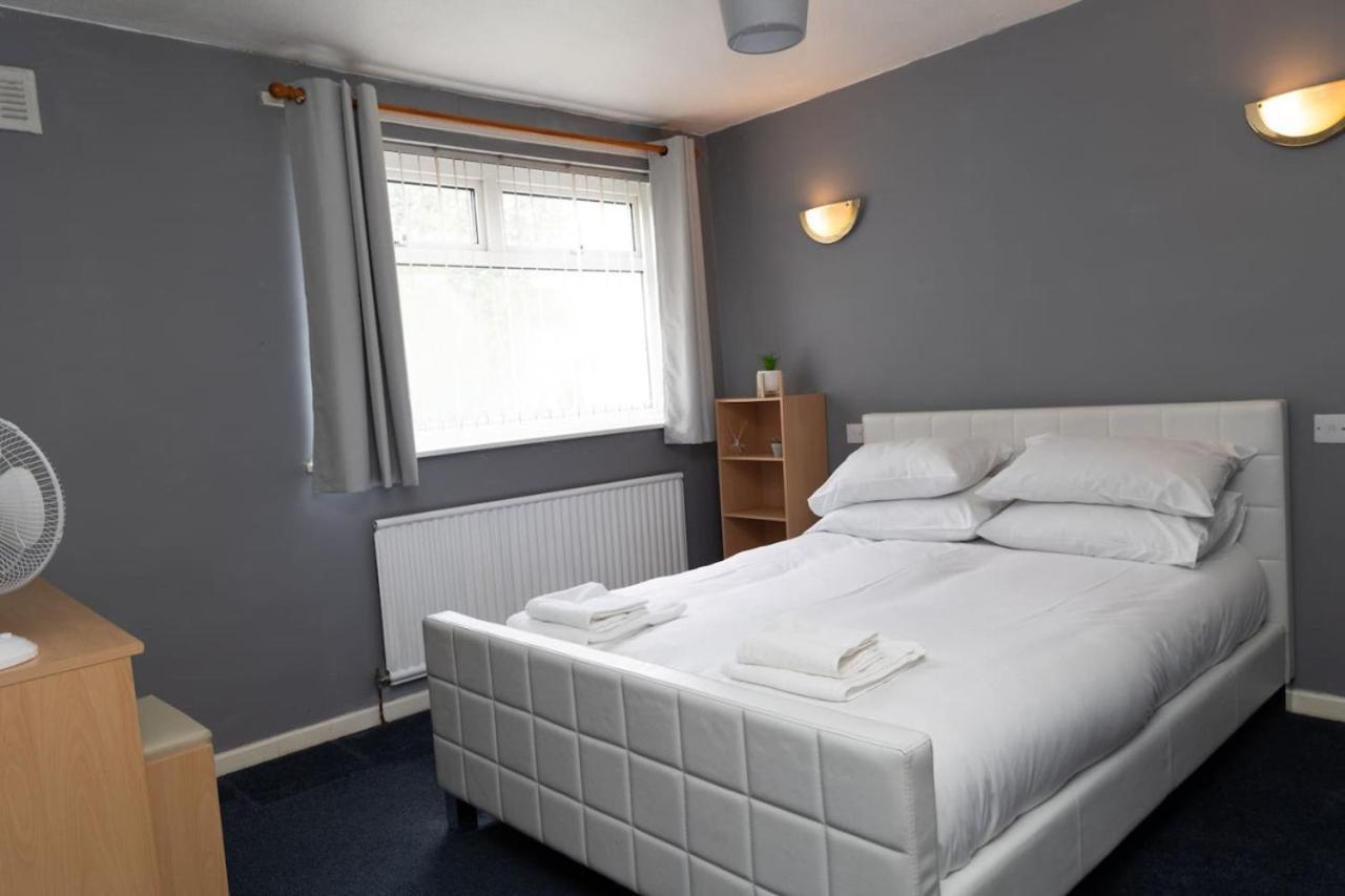 3 Bed Home Sleeps 8 People Located 1 Min From Train Stop - Otley Terrace Oldham Exterior photo